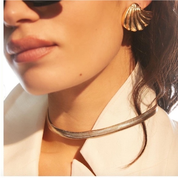 NWOT Gold Herringbone Necklace - Picture 2 of 7